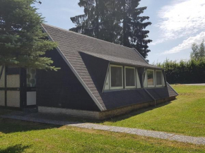 Detached bungalow with terrace in a wooded area